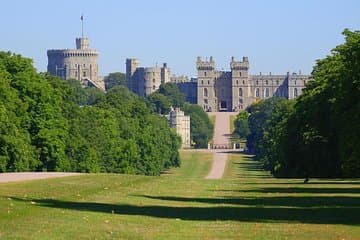 Windsor Castle & Hampton Court Independent Half Day Private Tour in destination