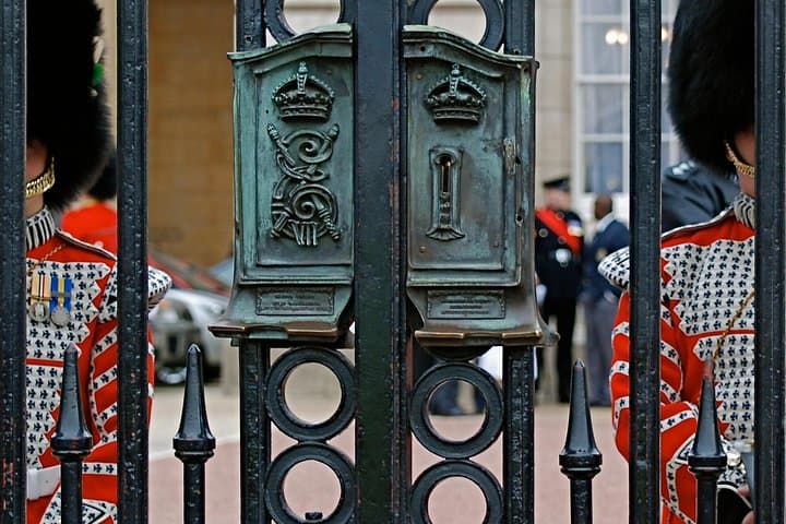 Buckingham Palace and Vintage Bus Tour of London in London
