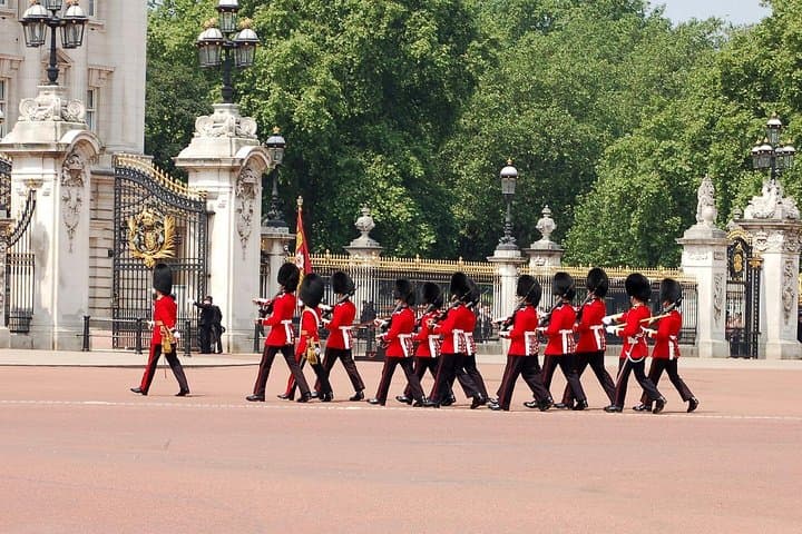 Buckingham Palace and Vintage Bus Tour of London gallery photo 5
