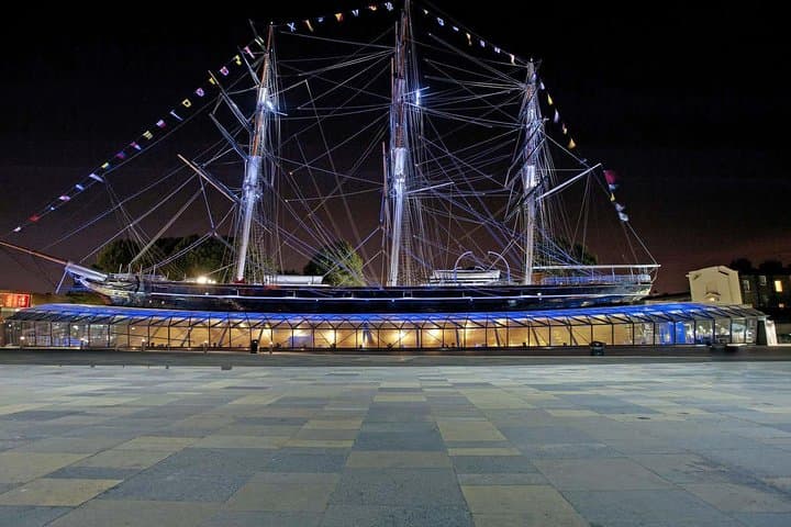 Combi Ticket: Westminster Walking Tour, River Cruise & Cutty Sark Entry in London