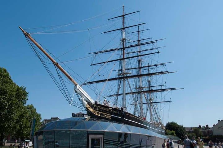 Combi Ticket: Westminster Walking Tour, River Cruise & Cutty Sark Entry in London