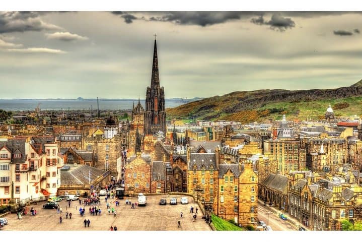 Edinburgh Rail Trip from London with Castle entry and Hop-on Hop-off bus photo highlight 8