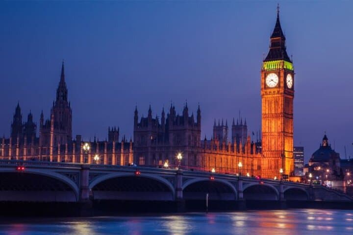 New Year's Eve Party Boat on The Thames with Live Band in London